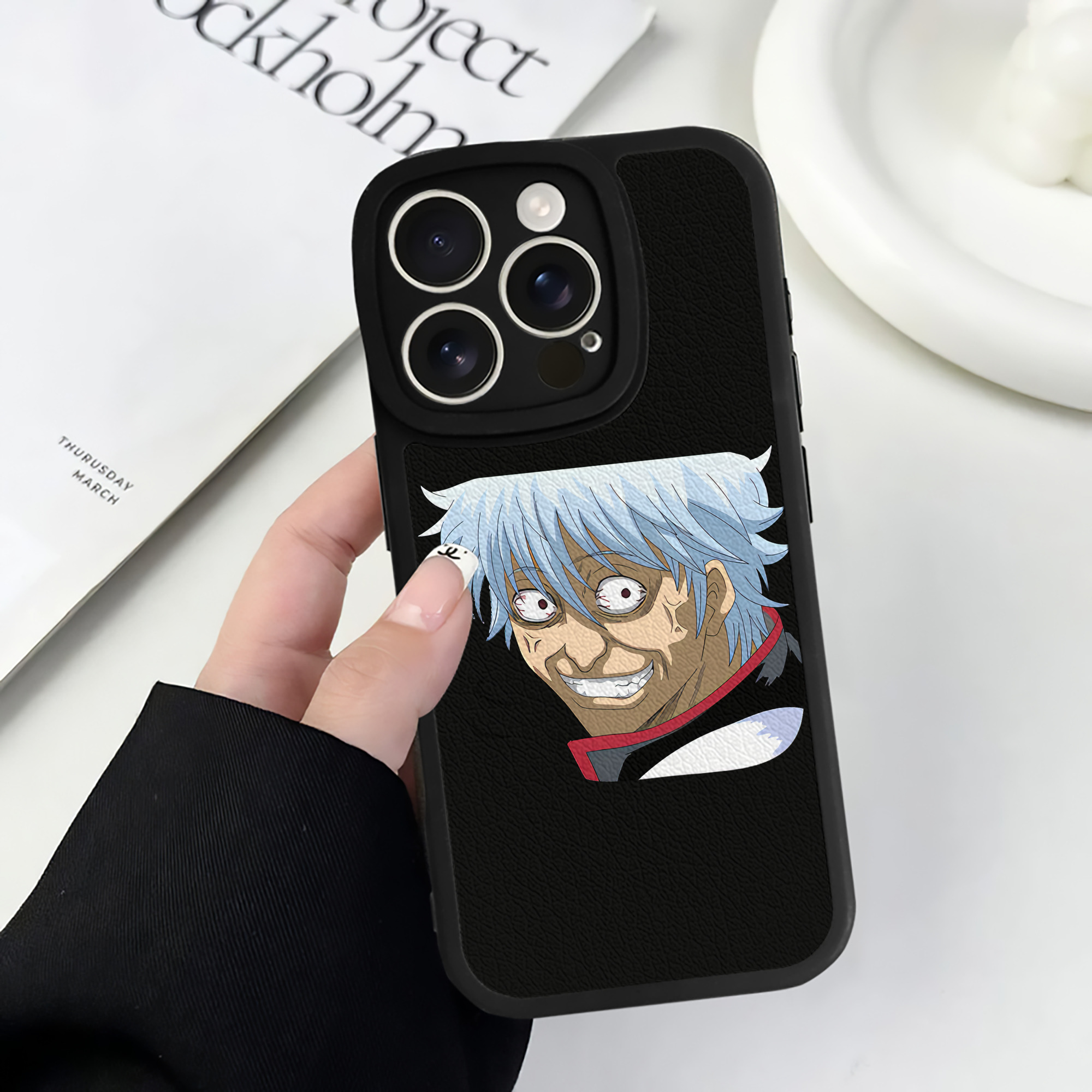 （画像用） ぎんたま 坂田銀時（さかたぎんとき） 神楽 志村新八（しむら しんぱち） GINTAMA Sakata Gintoki Kagura Shimura Shinpachi 【iPhone 16シリーズ対応】シリコンスマホケース（レザー調） 材質：シリコン